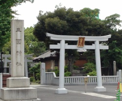 三囲神社の鳥居