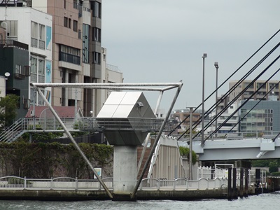 奇妙な恰好の建築物