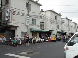 朝から行列ができる大人気の魚がし横丁